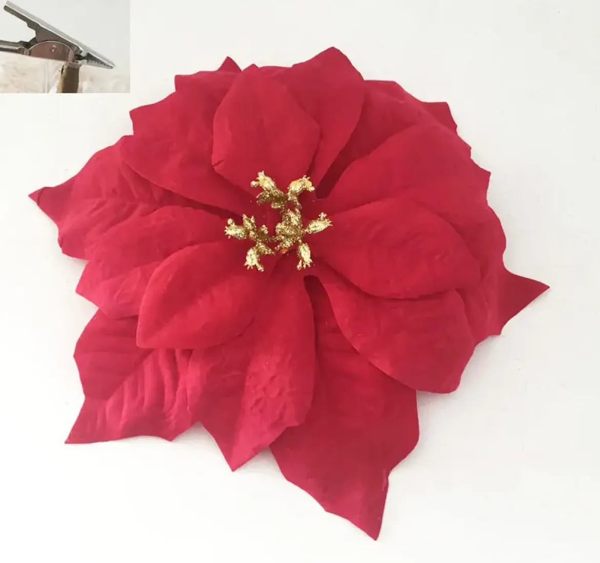 CLIP POINSETTIA VELOURS COEUR PAILLETE OR D.26CM ROUGE
