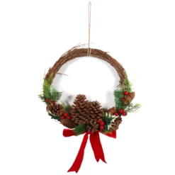 COURONNE BOIS POMMES DE PIN ET RUBAN 32X35CM