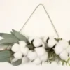 FLEURS DE COTON ET FEUILLES EUCALYPTUS SUR BOIS