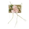 ROSETTES SUR RAPHIA ET FEUILLAGE SUR CARTE ROSE